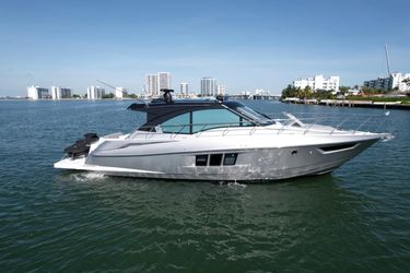 45' Cruisers Yachts 2018